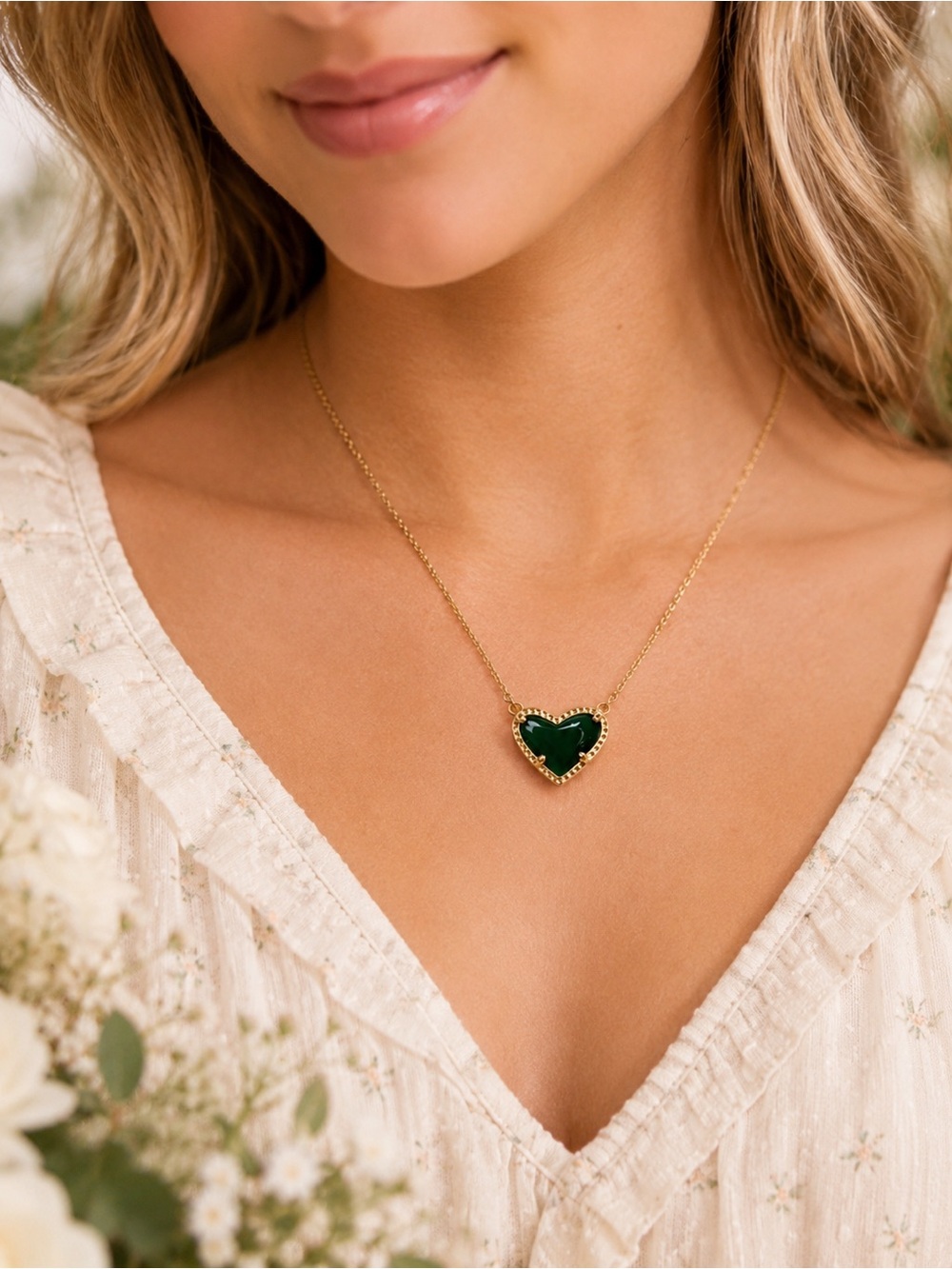 Kendra Scott Ari Heart Gold Pendant Necklace – Deep Green Heart Stone - Picture 2 of 2